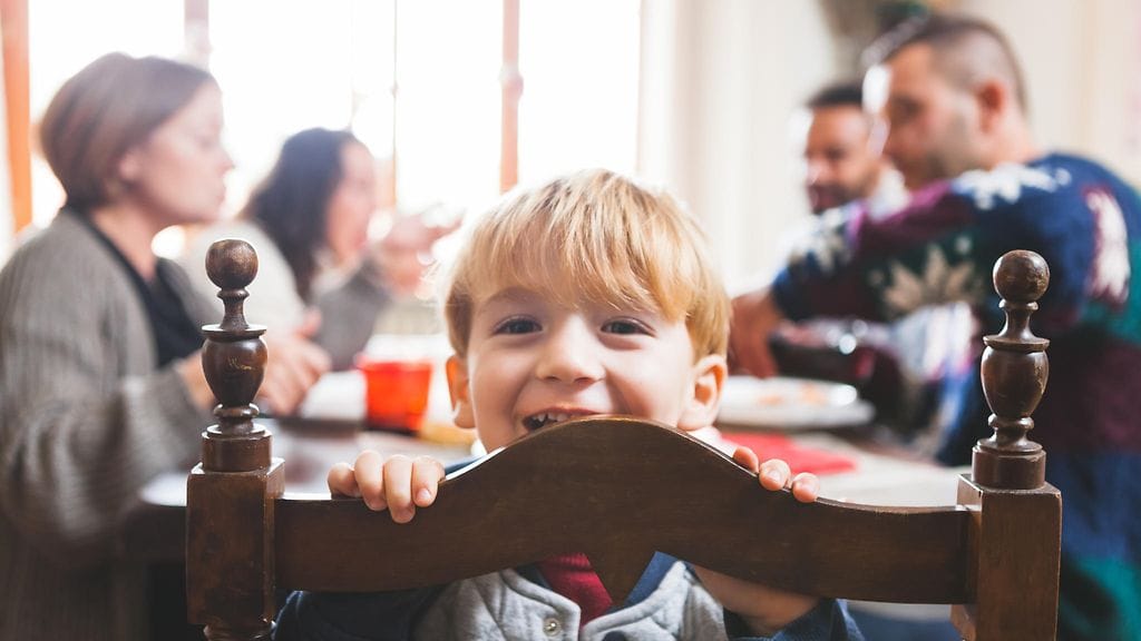 Kasvokkainen vuorovaikutus kehittää lapsen tunnetaitoja. Kuvituskuva.