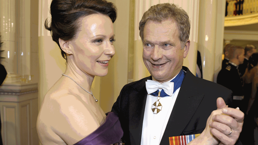 Onko tässä tuleva presidenttipari? Sauli Niinistö ja Jenni Haukio pyörähtelevät Linnan parketilla.