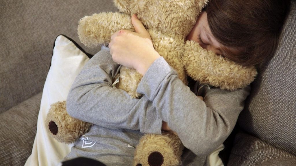 Tyttö kertoi väkivaltaisista tilanteista koulupsykologille. Kuvituskuva.