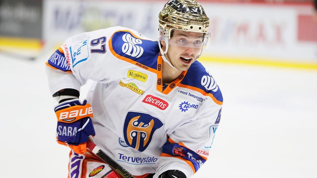 Tapparan kultakypärä Tomas Zaborsky talutettiin pukukopille puolelle, kun hän ja HIFK:n ruotsalaispuolustaja Johan Motin törmäsivät perjantain liigakierroksen yhteydessä.