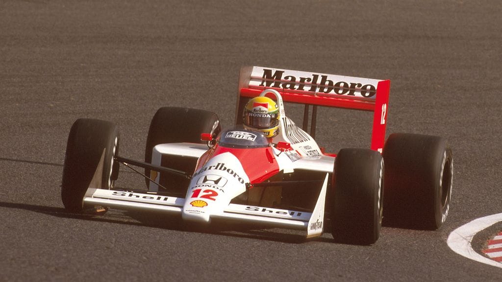 Autossa on otettu mallia Ayrton Sennan vuoden 1988 mestaruusauton värityksestä.