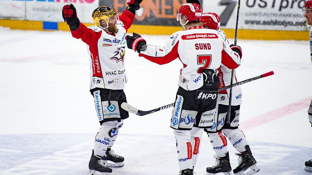 Vaasan Sportin kultakypärä Roope Talaja (vasemmalla) oli hurjassa iskussa torstaina ja perjantaina Liigassa.