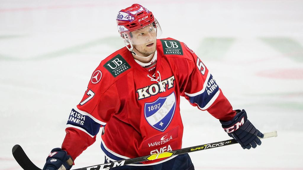 Johan Motin törmäsi harmillisesti Tapparan Tomas Zaborskyn kanssa.