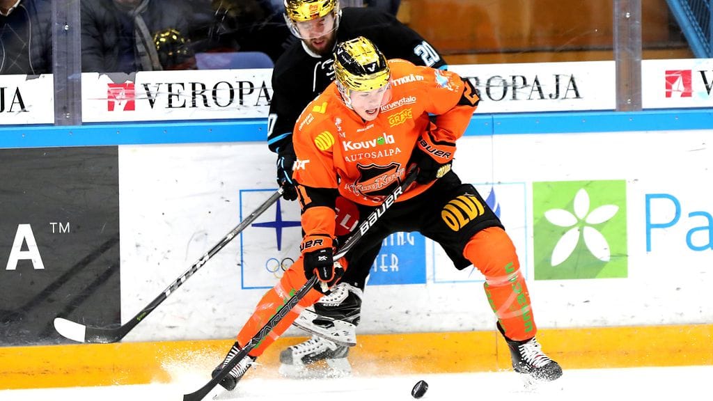 KooKoon kultakypärä Malte Strömwall lensi pihalle perjantain liigakierroksella ottelussa Lahden Pelicansia vastaan.