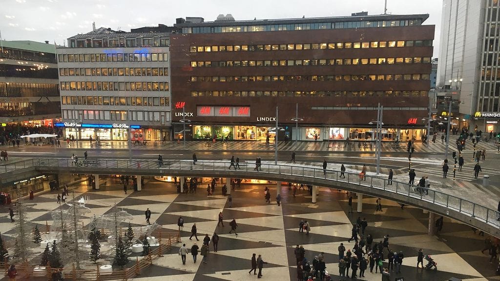 Sergelin tori Tukholmassa perjantai-iltapäivänä 21.12.