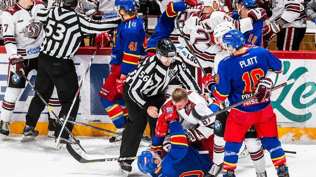 Tunteet kuumenivat ottelun ensimmäisen erän päätyttyä Jokerien ja Dinamo Riian kohtaamisessa Helsingissä.