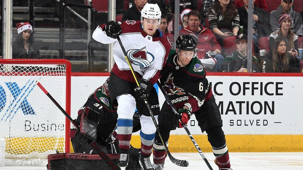 Mikko Rantanen Arizonan maalin edessä.