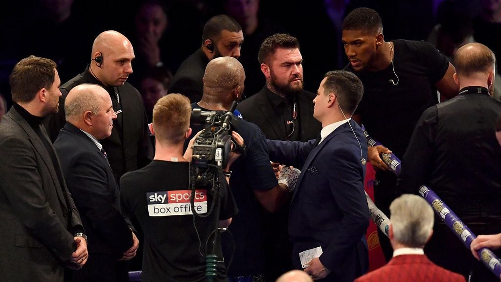 Dillian Whyte (keskellä selin kameraan) ja Anthony Joshua (oik.) vaihtoivat ajatuksia Lontoossa lauantaina.