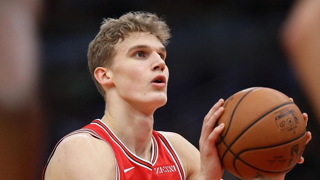 Chicago Bullsin Lauri Markkanen laittoi joukkuetoverinsa puhumaan suomea.