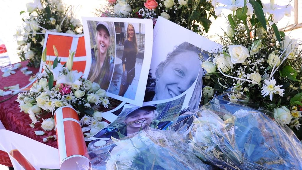 Kahta Marokossa tapettua pohjoismaalaista muistettiin kuvilla ja kukilla Marokon pääkaupungissa Rabatissa.