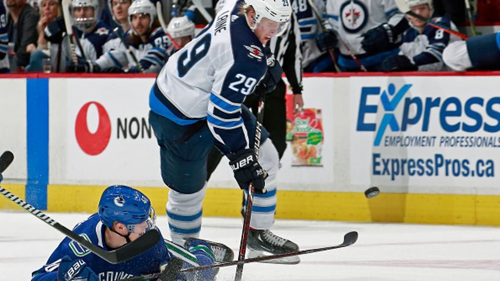 Winnipeg Jetsin Patrik Laine kävi joogaamassa ennen NHL-ottelua Vancouver Canucksia vastaan.