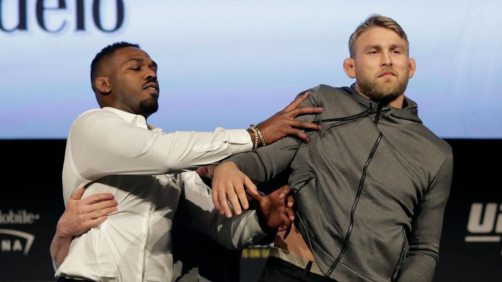 Jon Jones ja Alexander Gustafsson UFC232-illan tiedotustilaisuudessa.
