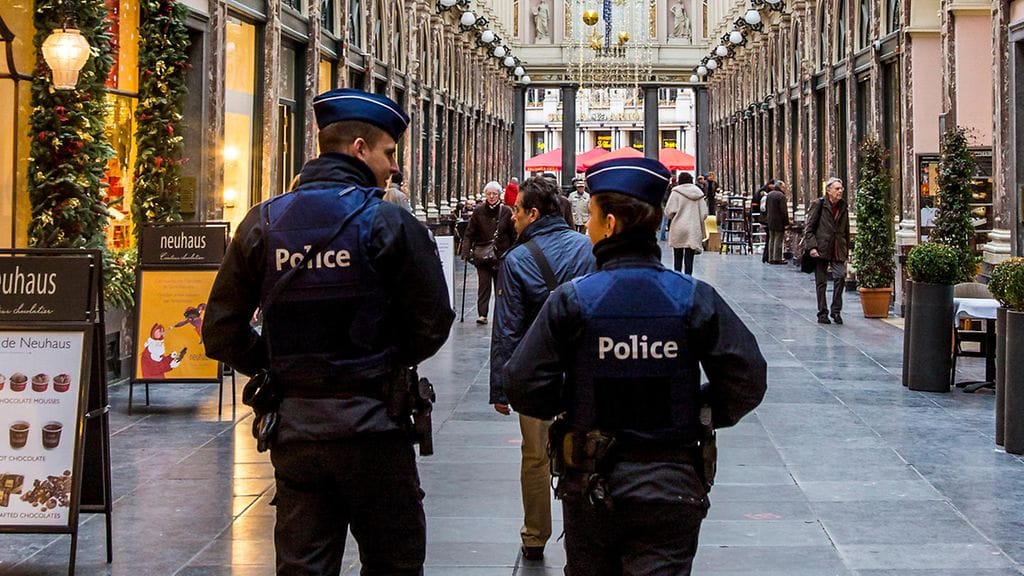 Arkistokuva vuodelta 2015, kun Brysselin poliisi partioi jouluna keskustassa.