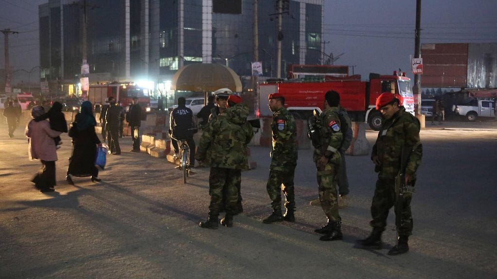 Aseistetut hyökkääjät ovat iskeneet ministeriön rakennukseen Afganistanin pääkaupungissa Kabulissa.