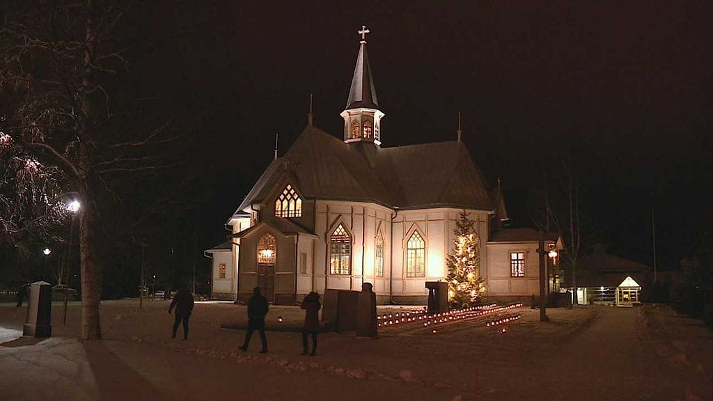 Joulukirkot ovat tänä aamuna koonneet suomalaisia joulujumalanpalvelukseen. Kälviän kirkossa joulukirkko alkoi vasta kello kahdeksan.