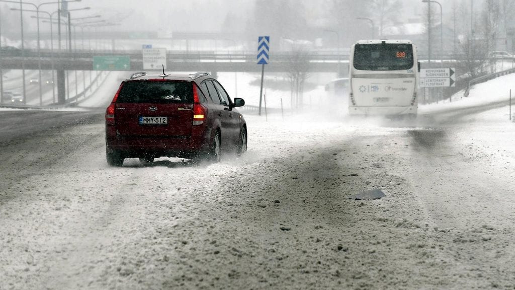 Joulupäivän vesi- ja lumisateet väistyvät yön aikana.