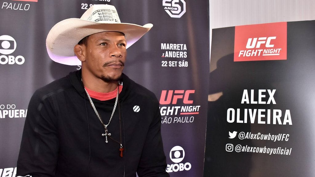 Alex Oliveira tunnetaan lempinimellä Cowboy; hän kilpaili härkärodeossa ennen vapaaottelu-uraansa.