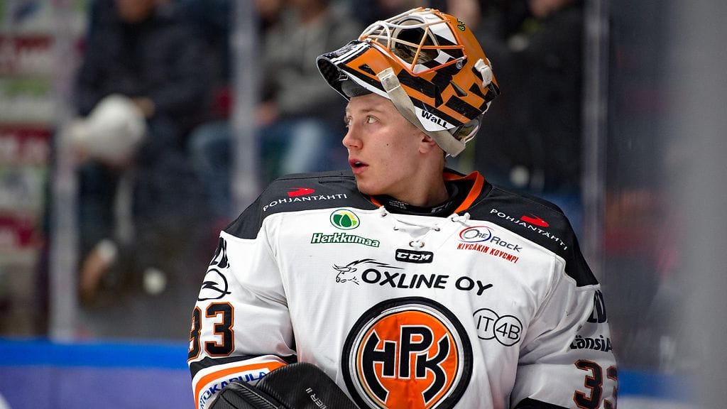 Emil Larmi loukkasi itseään Jukurit-ottelun avauserässä.