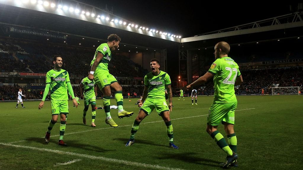 Nelikko Ben Godfrey, Onel Hernandez, Mario Vrancic ja Teemu Pukki nostivat Norwichin tasoihin kolmen maalin takaa.