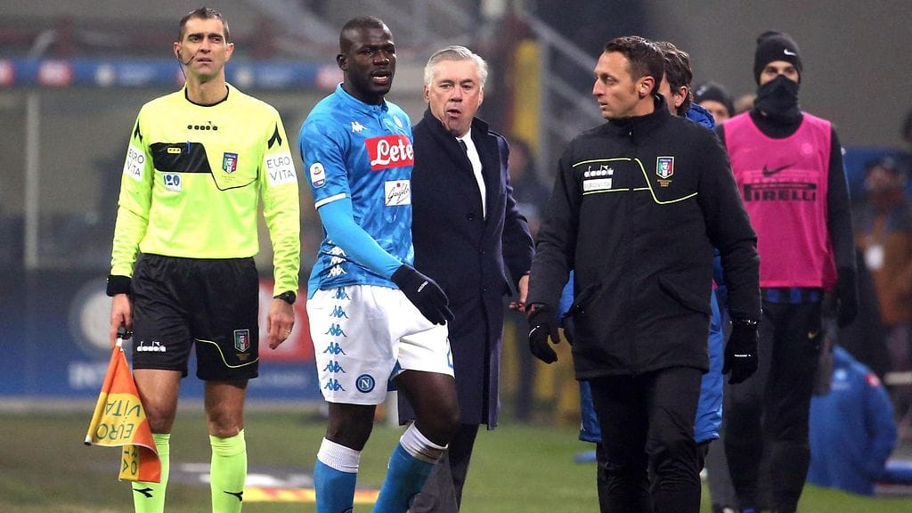 Napolin Kalidou Koulibaly ajettiin toisen keltaisen korttinsa myötä ulos 81. minuutilla Interiä vastaan.