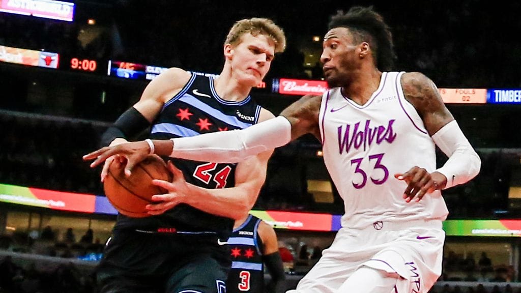 Chicago Bullsin Lauri Markkanen ja Minnesota Timberwolvesin Robert Covington kaksinkamppailussa yön ottelussa.
