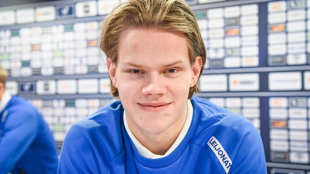 Nuorten Leijonien hyökkääjän Teemu Engbergin taklaus kuumensi tunteita Ruotsissa.