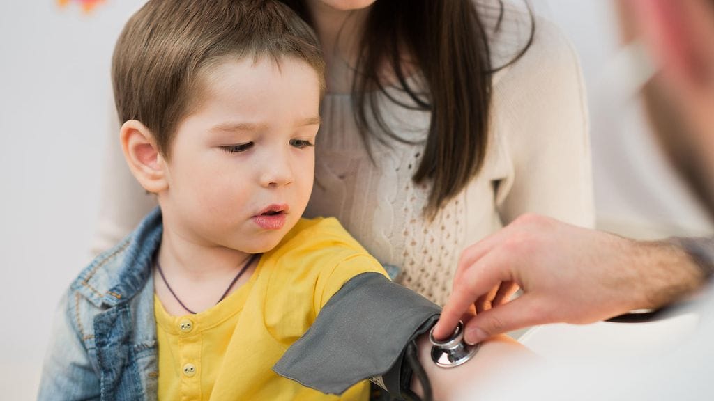 Liiallinen suolansaanti nostaa lapsen verenpainetta ja altistaa siten monille sairauksille myöhemmin elämässä. Kuvituskuva.