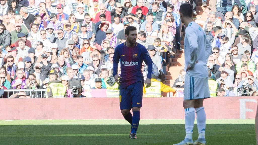 Lionel Messi pelaa yhä FC Barcelonassa, mutta Cristiano Ronaldoa ei nähdä enää Real Madridin peliasussa.