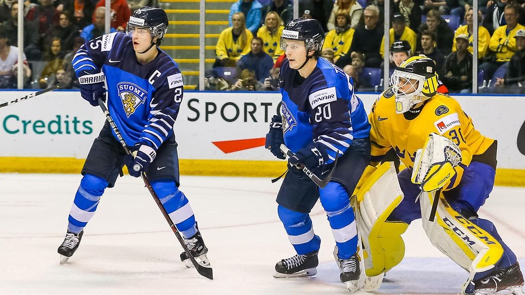 Aarne Talvitie (vasemmalla) iski Nuorten Leijonien ainoan osuman Ruotsi-ottelussa.