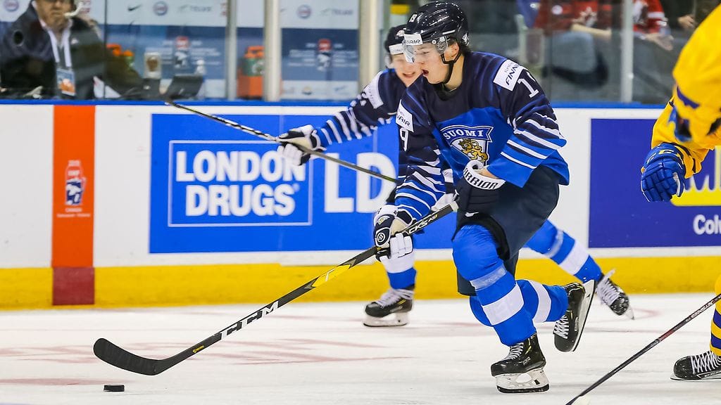 Rasmus Kupari johdatti Nuorten Leijonien ykkösketjua Ruotsi-ottelussa.