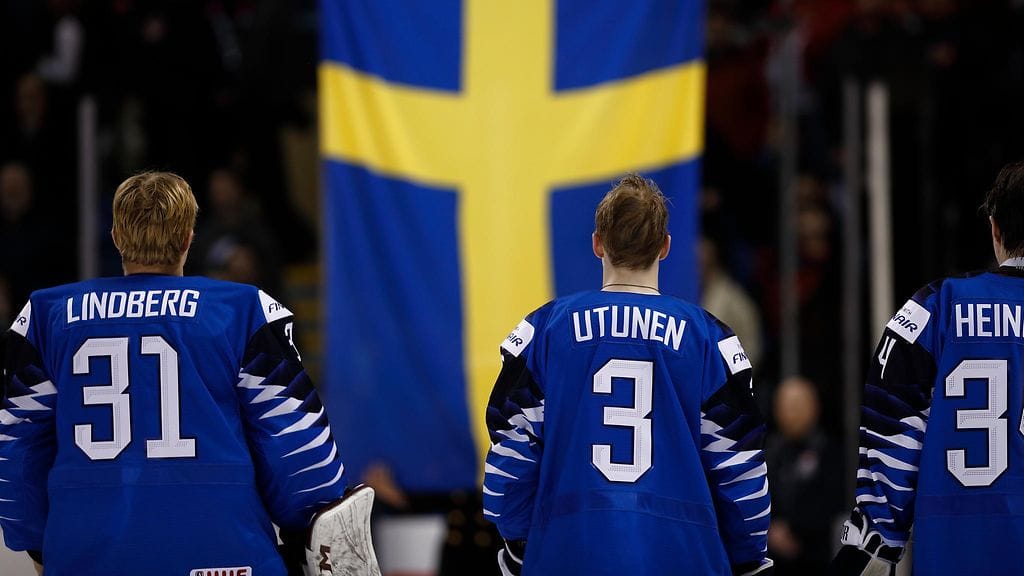 Toni Utunen (keskellä) debytoi nuorten MM-kisatasolla Suomen aikaan torstain vastaisena yönä pelatussa Ruotsi-ottelussa.