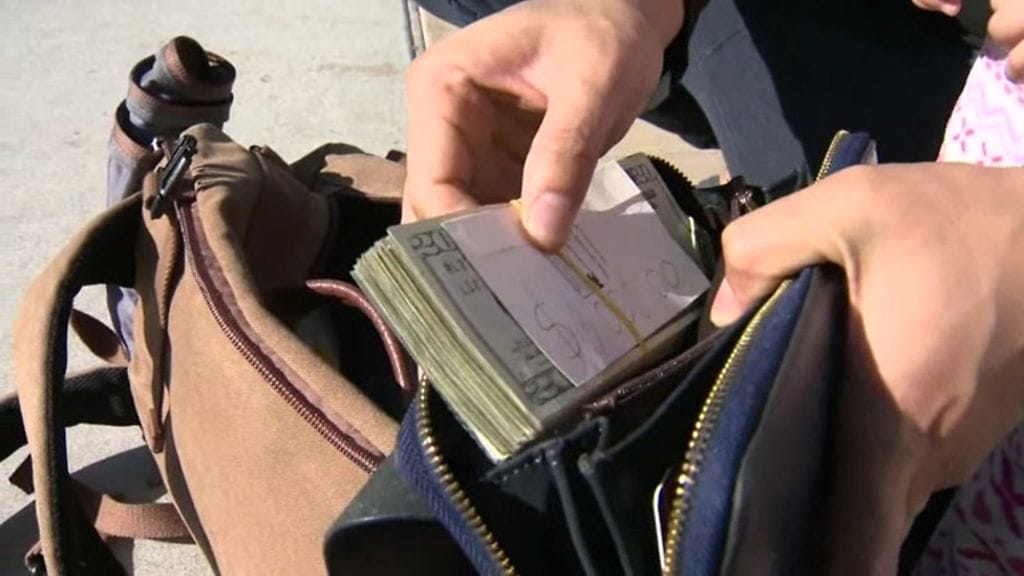 Pariskunta palautti perheelle vaippakassin – sisälsi tuhansia dollareita rahaa. Kuva CNN