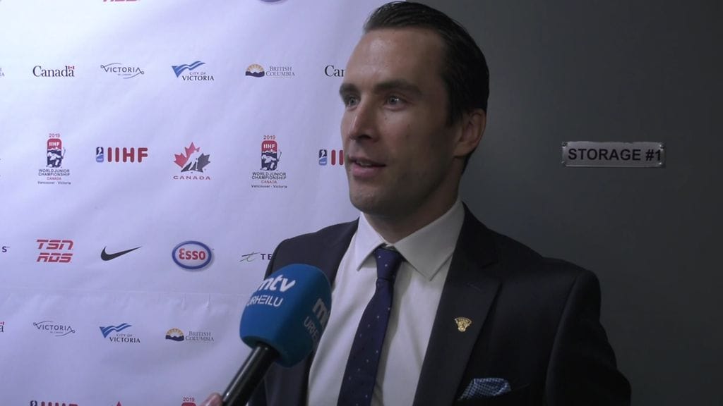 Ex-NHL-hyökkääjä Tuomo Ruutu debytoi Nuorten Leijonien valmentajana Ruotsi-ottelussa.