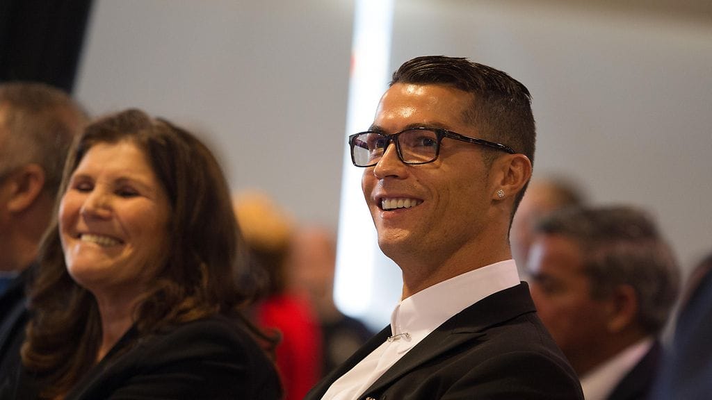 Cristiano Ronaldo ja tämän äiti Dolores Aveiro (vas.).