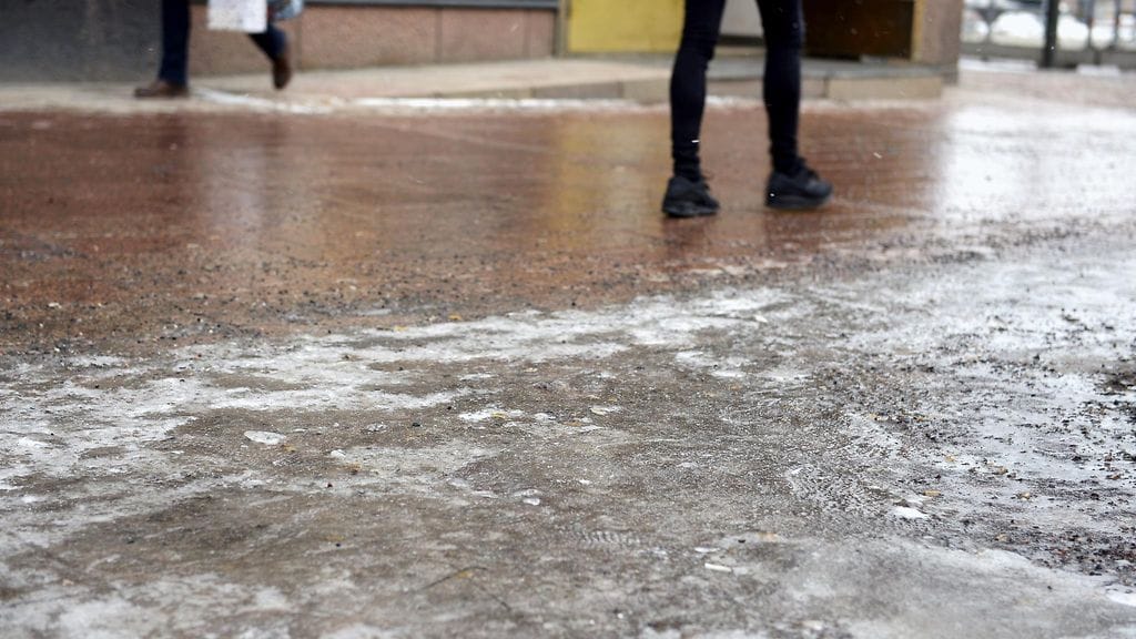 Lukijoiden kommenteissa apua on tarvittu usein juuri liukkailla teillä.