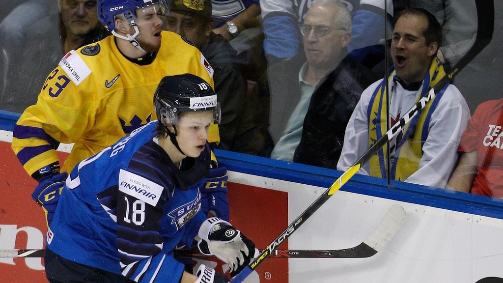 Nuorten Leijonien hyökkääjä Teemu Engberg sai pelikieltoa, kun hän taklasi hyppäämällä Ruotsin hyökkääjää Lucas Elvenesiä päähän.