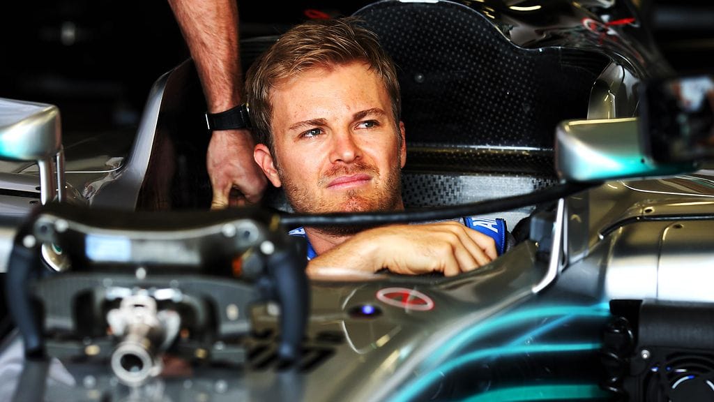 Nico Rosberg hyppäsi F1-auton ohjaamoon.