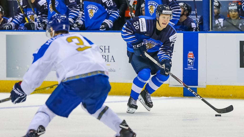 Eeli Tolvasella riitti tekopaikkoja nuorten MM-kisojen ottelussa Kazakstania vastaan.