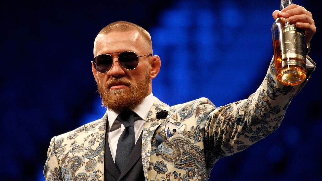 Conor McGregor tarjoili jouluna juotavaa.