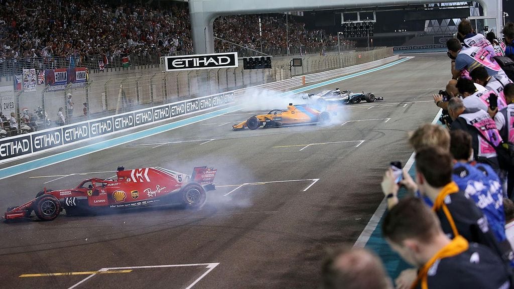Fernando Alonso teki yhdessä Sebastian Vettelin ja Lewis Hamiltonin kanssa donitseja Abu Dhabin GP:n päätyttyä.