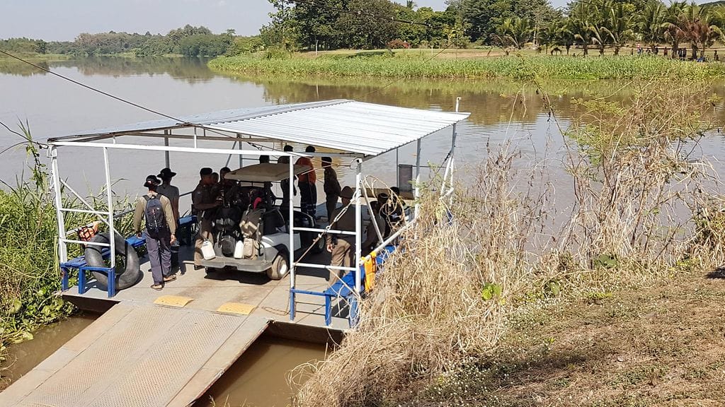 Kuvassa thaimaalaisella golfradalla toimiva lautta, jonka kyydistä golfauto tippui jokeen.