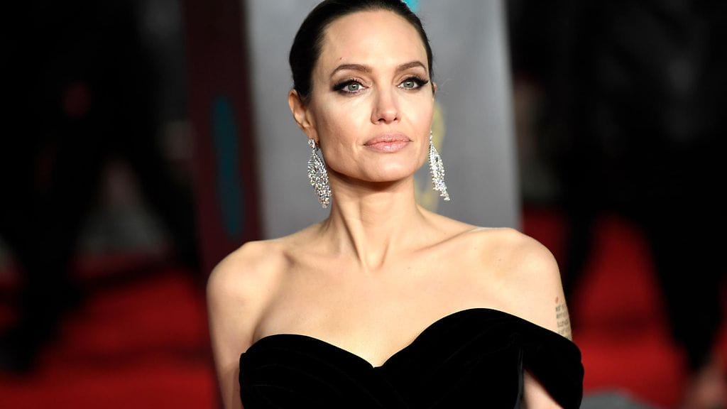 Angelina Jolie esittelee upeita tatuointejaan tuoreella mainosvideolla.