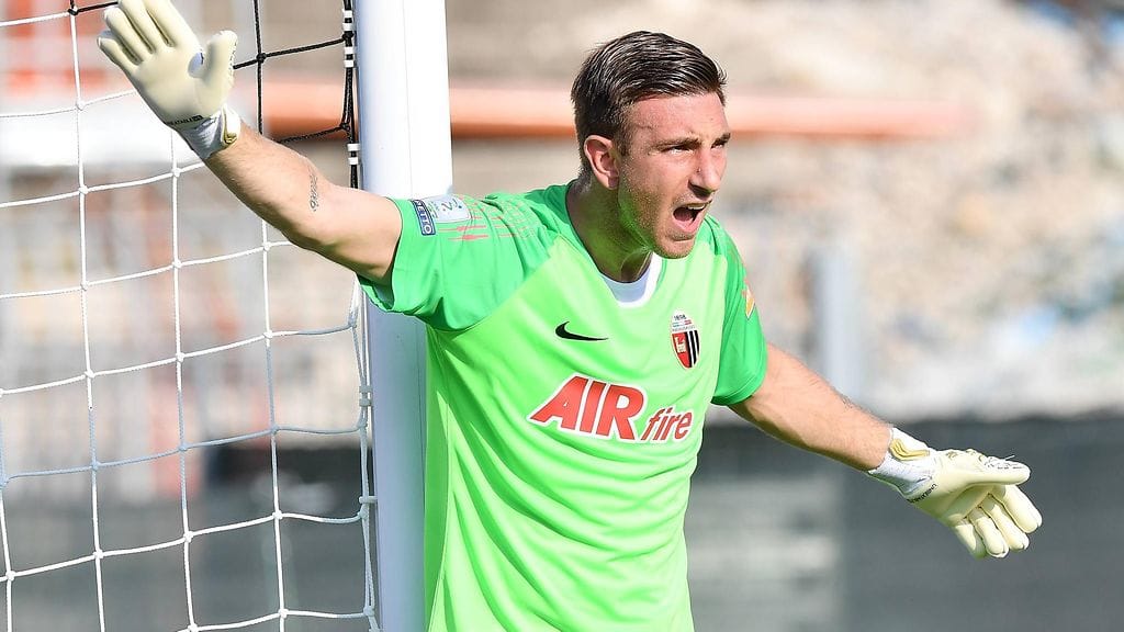 Ascolin maalivahti Filippo Perucchini teki oman maalin Serie B:n ottelussa.