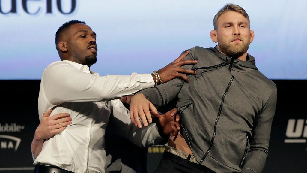Jon Jones (vas.) ja Alexander Gustafsson iskevät lauantaina yhteen kehässä.
