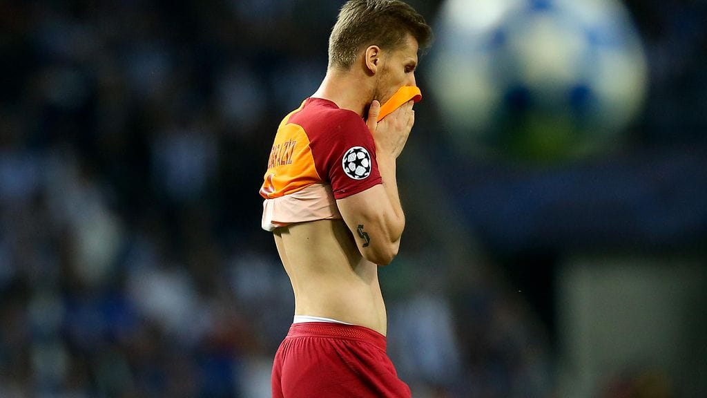 Galatasarayn Serdar Aziz teeskenteli vatsakivun ja lähti lomalle.