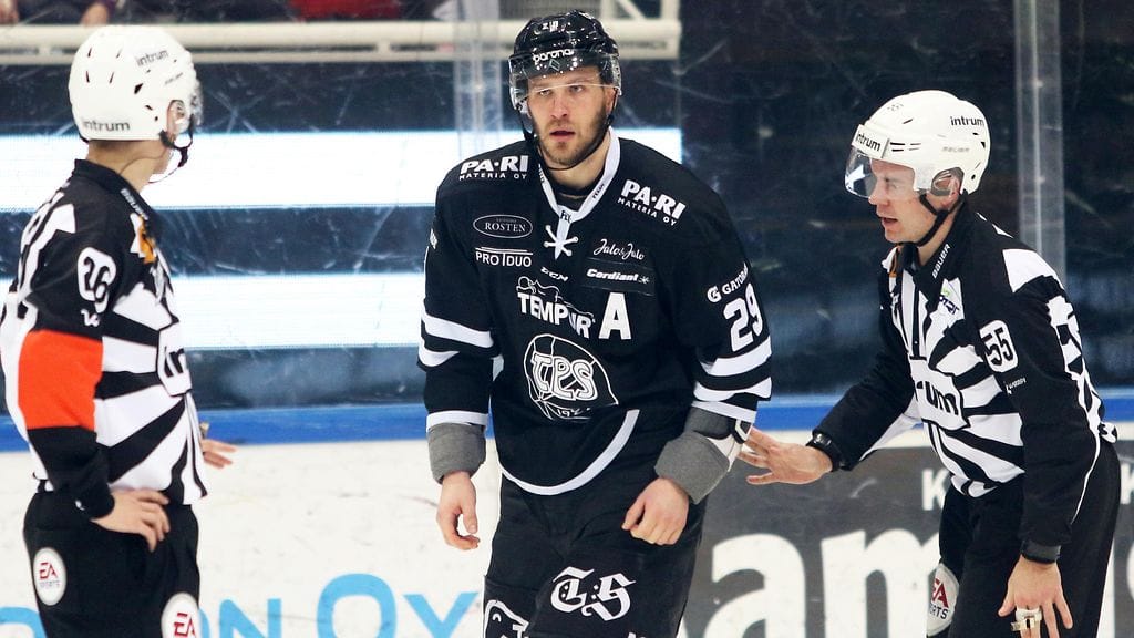 TPS:n Jonne Virtanen odottaa, että Ben Blood saapuisi joskus hänen asemalleen.