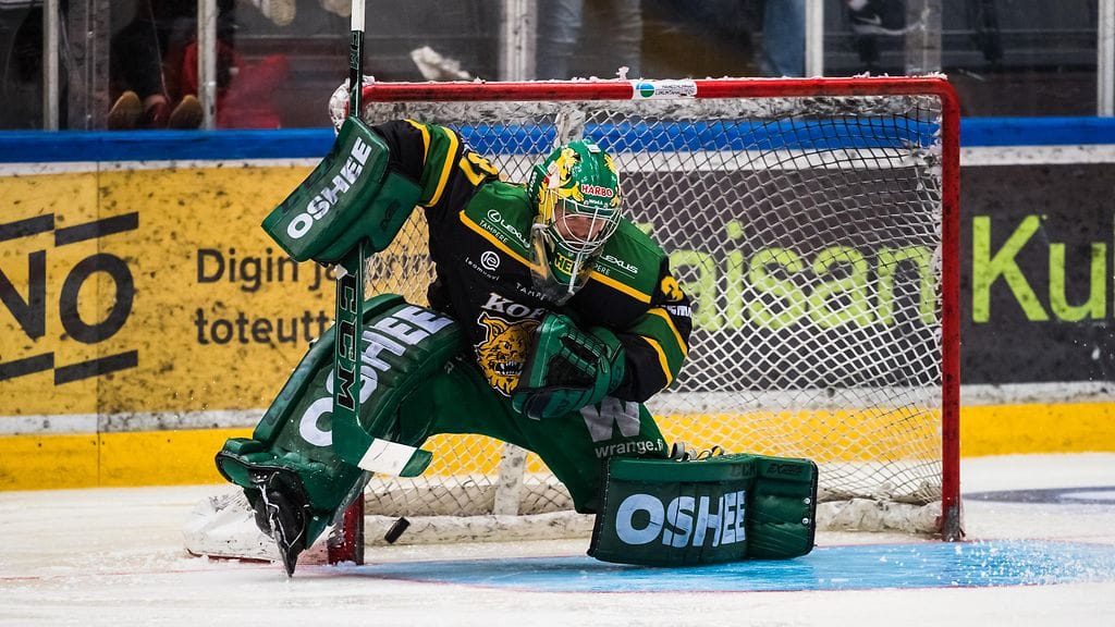Riku Helenius teki upean torjunnan Tampereella. Arkistokuva.