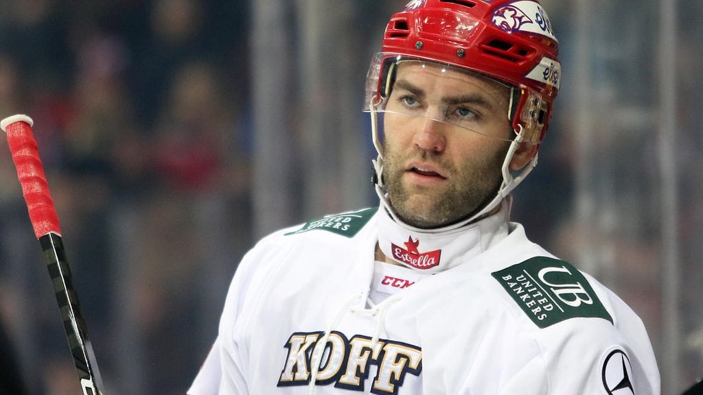 IFK:n Joe Finley ei tykännyt Kärppien Otto Karvisen taklauksesta.