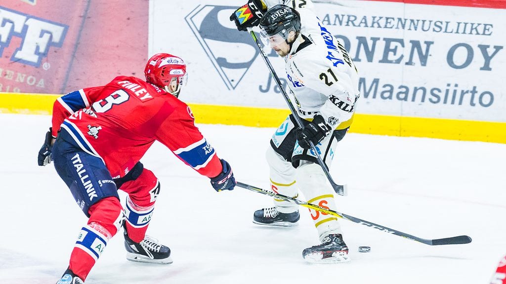 Joe Finley (vas.) ja Otto Karvinen vaihtoivat muutamia sanoja Oulussa. Arkistokuva.