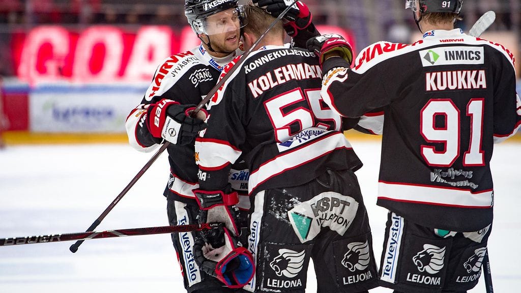 Janne Kolehmainen (kesk.) juhli villisti maaliaan.